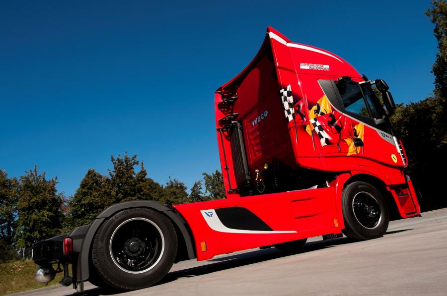  Iveco Stralis 570XP 4x2 Scuderia Ferrari Emotional Truck 2016 года  (фото 2 из 3)
